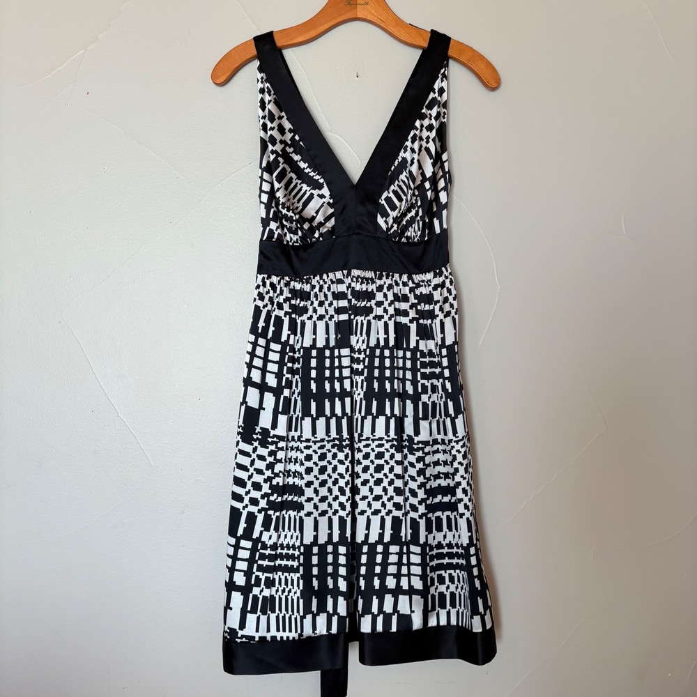 ECI Silk Black White Sleeveless Tank Dress Geometric Print V Neck Dress SZ‎ 4